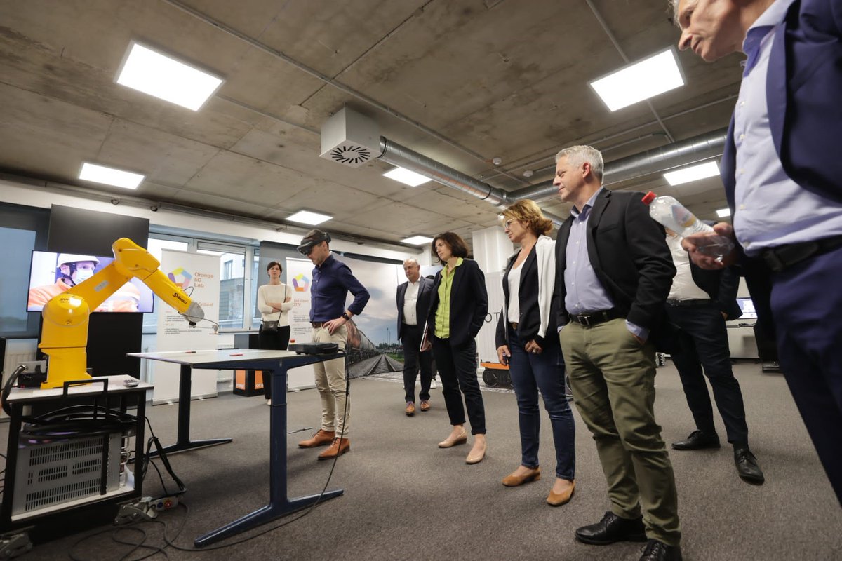 XavierPichonOBE's tweet image. Happy to welcome @Cheydema in Belgium - Demonstrating 5G demos at The Beacon, our 5G Lab in Antwerp. Thank you also to @mno_jl  and @Werner_De_Laet #OrangeAdvancedTech #OrangeAhead #TheFutureIsOursToMake