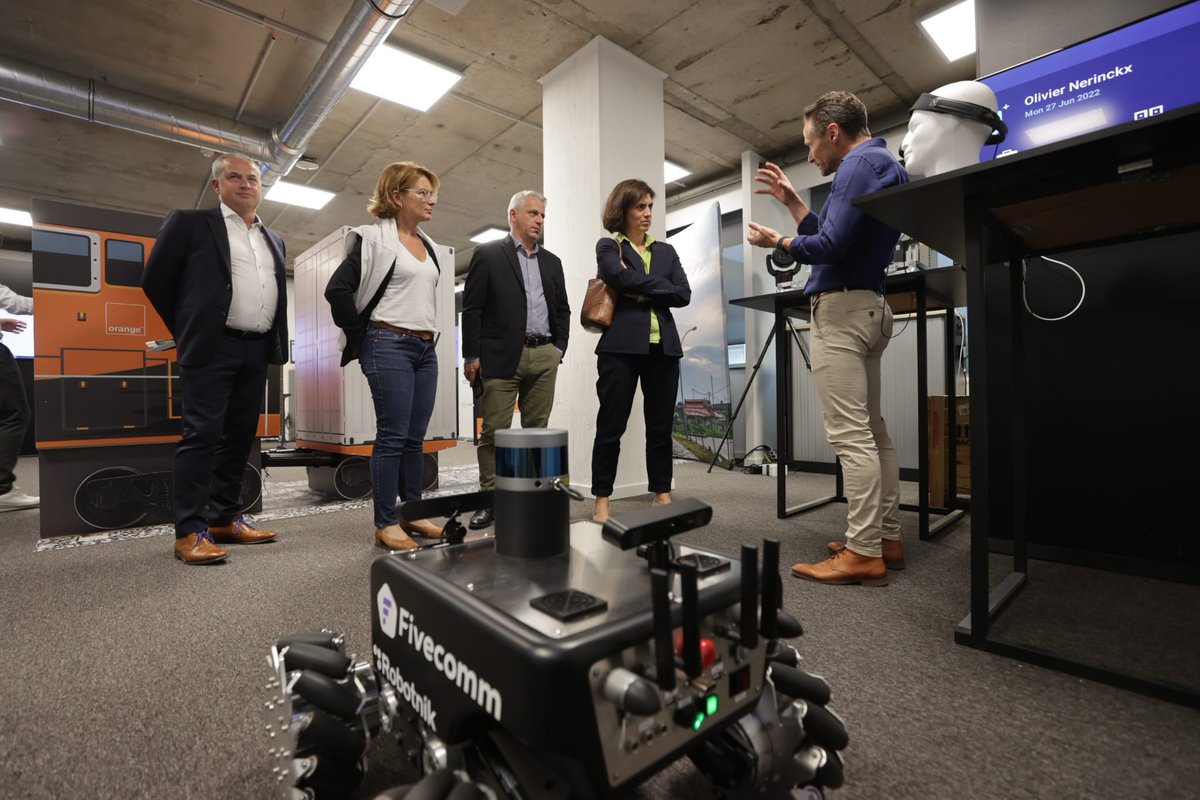 XavierPichonOBE's tweet image. Happy to welcome @Cheydema in Belgium - Demonstrating 5G demos at The Beacon, our 5G Lab in Antwerp. Thank you also to @mno_jl  and @Werner_De_Laet #OrangeAdvancedTech #OrangeAhead #TheFutureIsOursToMake