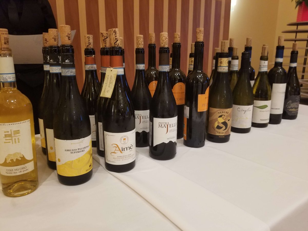 BevFluence's tweet photo. #underthebevfluence: Grape Spotlight: Abruzzo DOC Pecorino via @winecompass @WinesOfItaly @PASETTIWINERY @GamberoRossoINT @tenutaterraviva @TenutaiFauri #abruzzo #italy #italianwine

 https://t.co/mhN6KPwJ1v https://t.co/dl4hik4Ol3