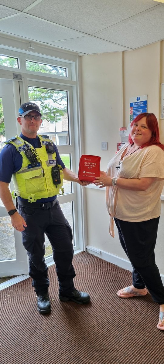 BeckysMuir's tweet photo. Thank you to PCSO James for dropping in this valuable resource at our Cornwall House scheme. Funded by the local police, fire department. @MuirGroupHA https://t.co/KSGT2ORv11