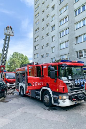 MiastoUrsynow's tweet photo. Wybuch w bloku na #Teligi 4. Po godz. 11 sąsiedzi usłyszeli huk, a z 9. piętra na pobliski trawnik wyleciały okna. Ewakuowano mieszkańców. Na miejscu pracują straż pożarna, policja, pogotowie ratunkowe, pogotowie gazowe i energetyczne… https://t.co/pfvkuqiU3G https://t.co/zjmf1HiojC