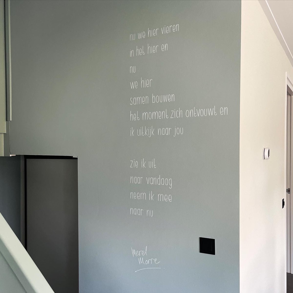 Typotini's tweet photo. Eind mei schreef ik dit gedicht van @MerelMorre op de muur van het @StaVoord6 huis in Sint-Annaland. 

Een vakantiehuis voor mensen met een slechte levensverwachting, om nog eens met hun naasten waardevolle dagen te kunnen doorbrengen.  
(https://t.co/MQWqotMUBo) https://t.co/rBSslASbC7