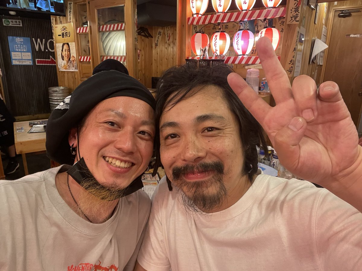 takexthrashin's tweet photo. 先日の二万電圧も最高の夜でした🤝またまた最高な仲間の輪に入れていただいて。これからもっと関係を築いて行きたい🙌
FLINGTHINGソウさんありがとうございました！
"永遠に晩酌ツアー" 7.17越谷EASYGOINGSにもFLINGTHING出てくれます！宜しくお願いします🍻
#flingthing 
#onestruth https://t.co/k7nEWv2T0Y