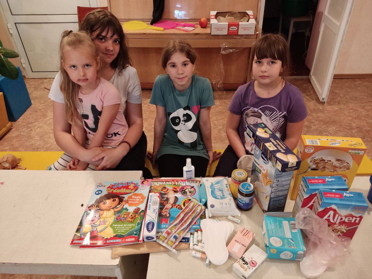 KHLIB_help's tweet photo. 👉Our #volunteers brought children's kits to Snizhkov village in #Kharkiv region.
👩‍🍼👨‍🍼👨‍👧‍👧
More than 50 children's hearts felt smile, care and joy! 

#Ukraine #volunteer #volunteering #khlib 
#UkraineWar #WarInUkraine #humanity #help 
#helpUkraine #Ukrainians #Ukrainian https://t.co/HHkTfWZE92