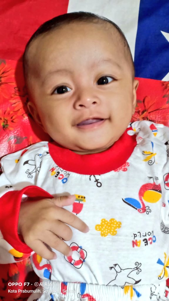 Bunda selalu berdo’a sama Allah agar Al tumbuh besar nan sehat juga cerdas, tp kenapa Allah putar wktu scept itu
Rasanya bru kmrn bunda brtaruh nyawa utk Al, Skrg Al dh mw merangkak, trs jalan, kemudian lari
Bunda msh pngn Al jdi bayi yg anteng aj g lari²an biar gmpang di cium²😚