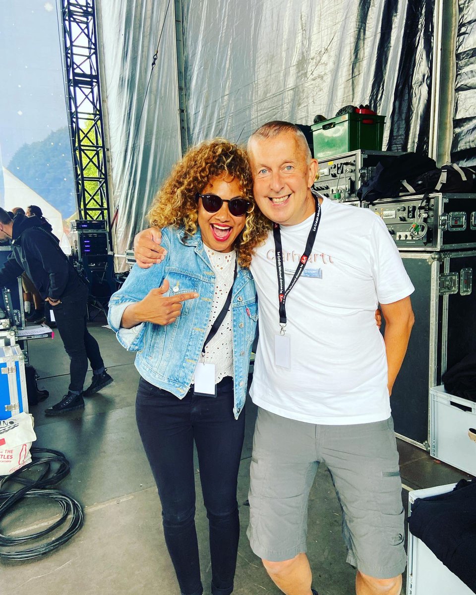 Merci beaucoup RETRO C TROP festival! We had so much fun playing for you & it was magical 😄✨

Awesome to watch OMD, The Undertones & Madness before we played&to catch up with @SeasickSteve & drummer Steve Sidelnyk :) If you came then who did you watch?

#simpleminds #retroctrop