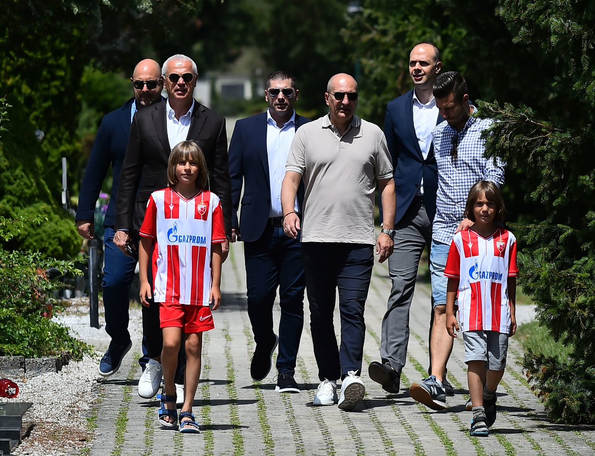 Nogomania's tweet photo. Veliki klubi ne pozabljajo svojih legend.

Delegacija Crvene zvezde je danes obiskala grob enega največjih slovenskih nogometašev vseh časov - Marka Elsnerja.

#MarkoElsner @crvenazvezdafk https://t.co/4Sm9KnlKHe