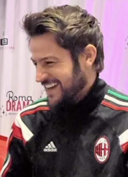 melbakay's tweet photo. Because it’s Monday &amp; we all could use a smile 😊
The hair … 😉 (and beard) sigh ❤️
@tyler_hynes 😊
#hynies 
(Photo credit: fan photo from RomaDrama this weekend) https://t.co/lWnIDcczes