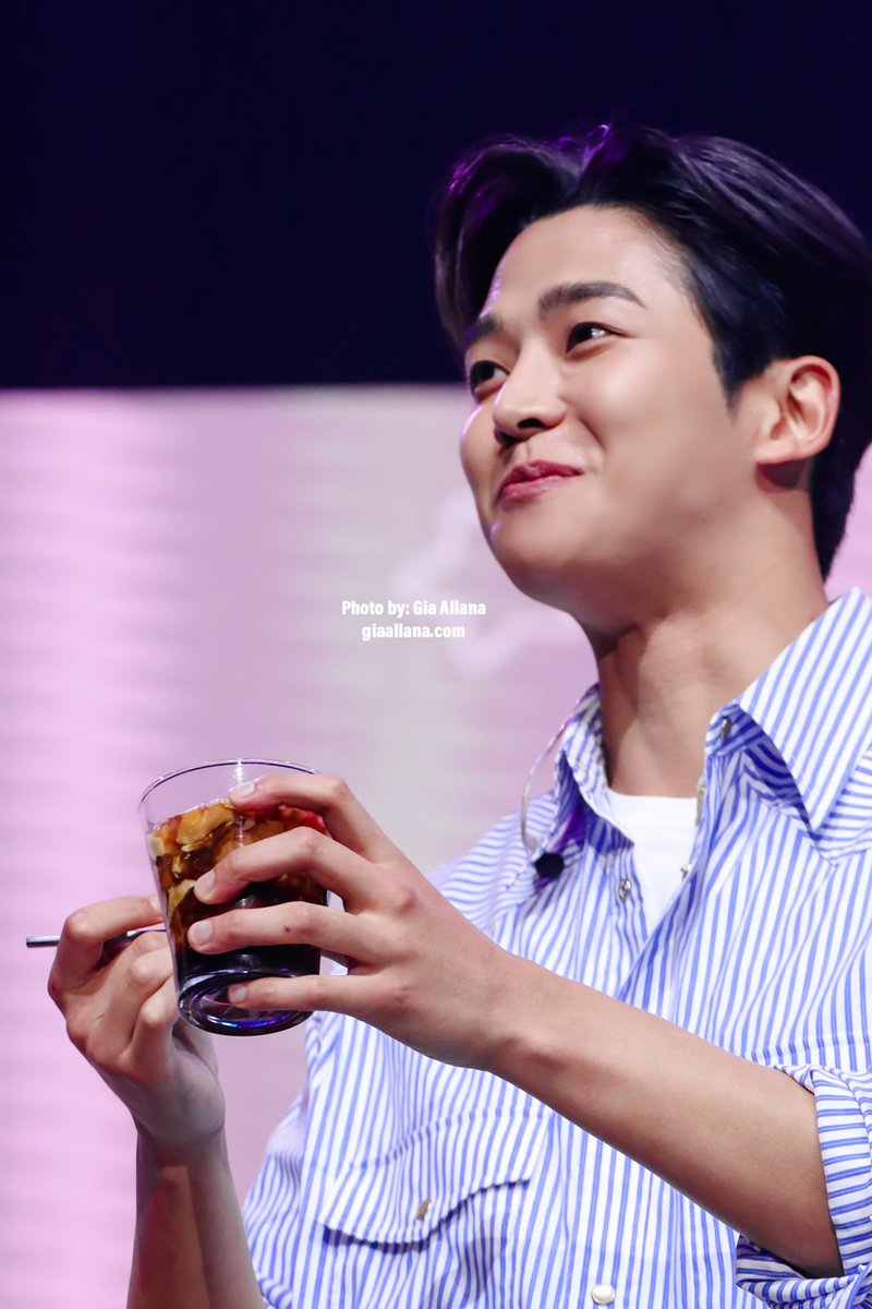 GiaAllana's tweet photo. SF9's Rowoon held his GLOBE KMMUNITY fan meeting at the Mall Of Asia Arena. The actor learned Tagalog words, ate Filipino food (taho, turon, and puto bumbong), wore a Barong Tagalog, and even gave life advice to his fans.

Photos by: Gia Allana

#GlobeRowoon #KmmunityRowoon https://t.co/RDHvsEJAIG
