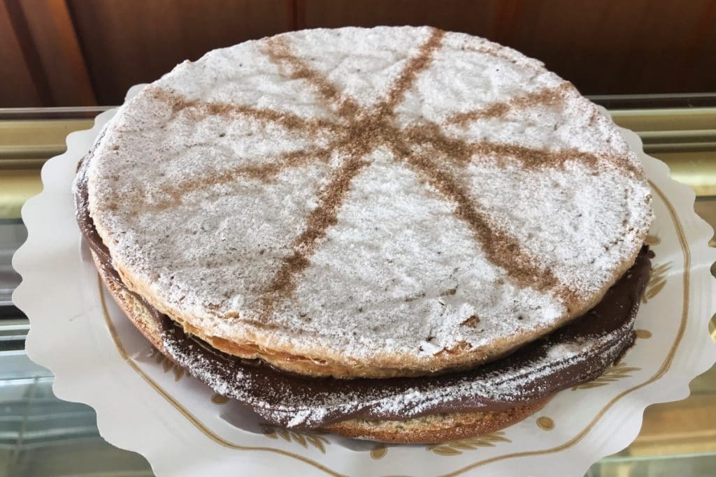 La Torta del inglés o Torta inglesa de Carmona. Constituye uno de los productos señeros de la repostería local de Carmona. Consiste en un bizcocho, una capa de cabello de ángel y una cubierta de fino hojaldre espolvoreado con azúcar glass y una decoración de canela.