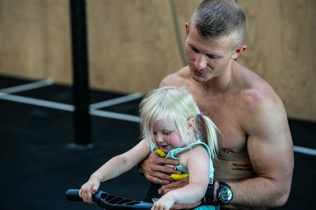 Erdamon's tweet photo. “The most important things are not things.”
•
•
•
#father #daughter #fatheranddaughter #family #values #corevalues #love #nature #qualitytime #crossfit #crossfitfamily #startthemyoung

📸 @steve_w_grams https://t.co/tcZtMGehOD https://t.co/J9KeFk76SP