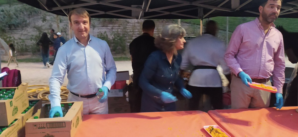 pcarro76's tweet photo. @3CantinoFurioso @3CantosChanante Siempre a su servicio!! 
Junto con la paella que pagamos TODOS la campaña electoral y las excusas...
Y sí @javierjuarez80 y @jmorenogarcia SÍ ES OBLIGATORIO tener el título de Manipulador de Alimentos para hacer eso... #populismos

#LospapelesdeJuarez 
#Hermanisima 
#paellagate https://t.co/k8oqkD3Kvi
