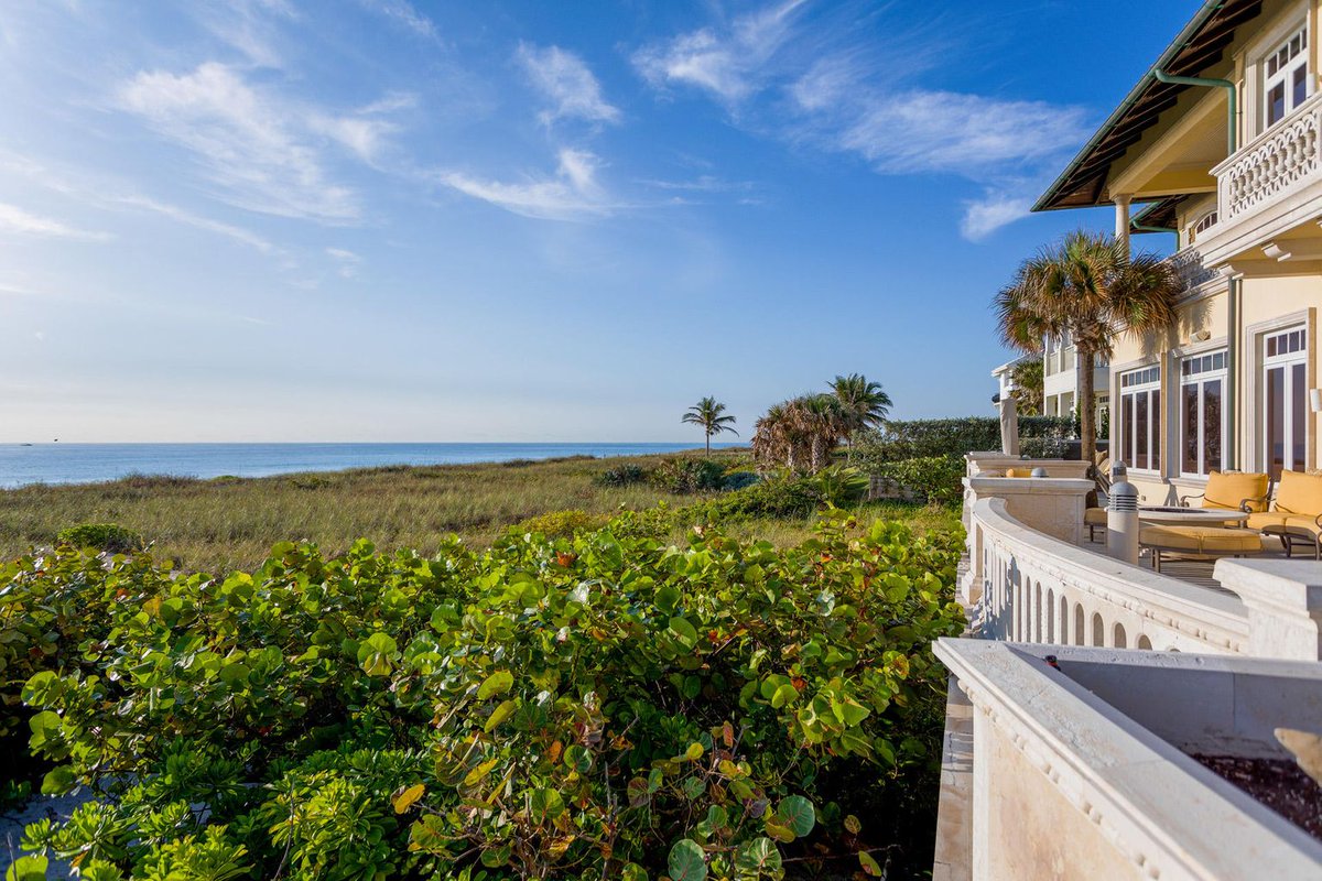 PascalLiguori's tweet photo. Serene beach house with seemingly endless ocean views🌾

📍701 N Ocean Blvd, Delray Beach
6 bed | 6 bath | 6,494sf
Listed at: $15,250,000

Interested in a private tour? Contact The Pascal Liguori Group today: 📲 561.789.8300
https://t.co/PWdf2skAjx https://t.co/KeVgGHUO64