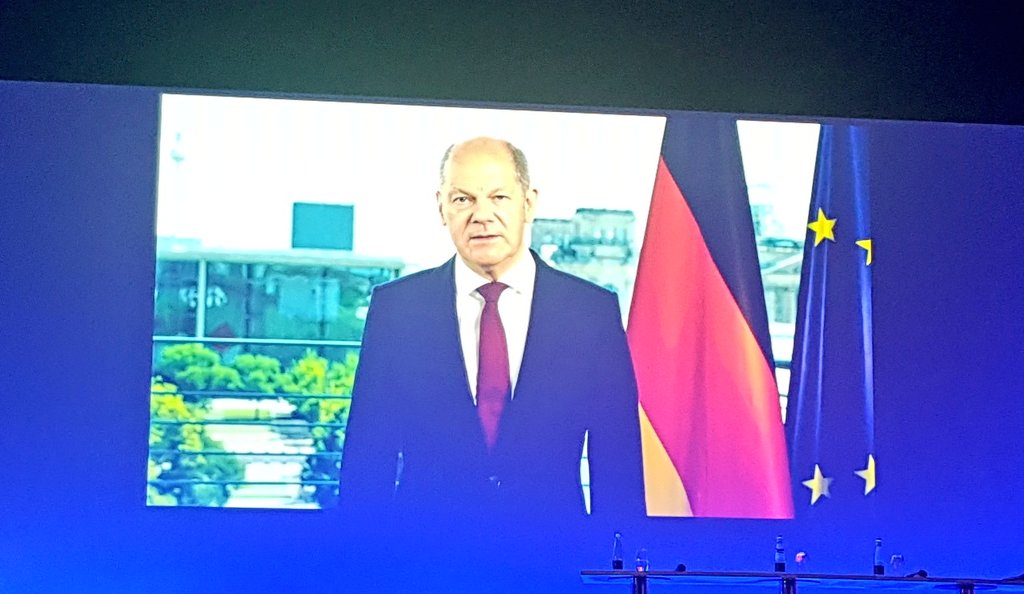 Viel Wertschätzung und Anerkennung für die Arbeit der Kommunen mit ihren #Bürgermeisterinnen und #Bürgermeister durch Regierende Bürgermeisterin <a href="/FranziskaGiffey/">Franziska Giffey</a> und Videobotschaft des @Bundeskanzler auf @Gemeindebund #DeutscherKommunalkongress2022