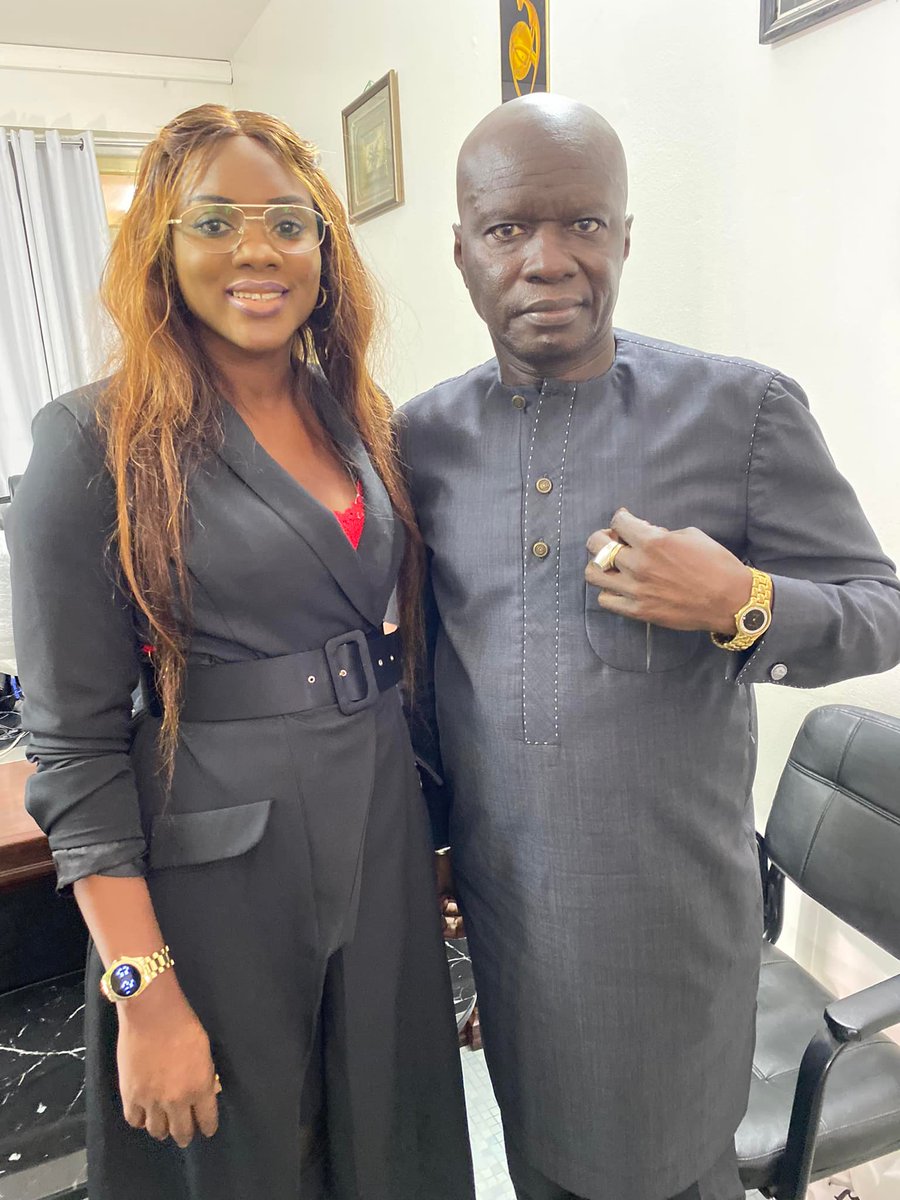 Bon début de semaine à toutes et à tous !😊
<a href="/SEEMagazine2/">SEE Magazine</a> <a href="/aramendiaye80/">Arame Alassane NDIAYE</a> 
#Seetv #influences #arts #oeuvre