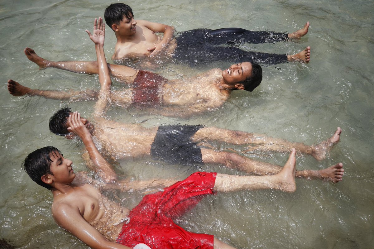 WasimSarvar's tweet photo. Children take bath to cool themselves on a water pond near India gate on a hot summer day in New Delhi on Monday June 27, 2022.#Summer #heatwave #cool #summertime #summerbath #weather https://t.co/hL3hYo0HPI