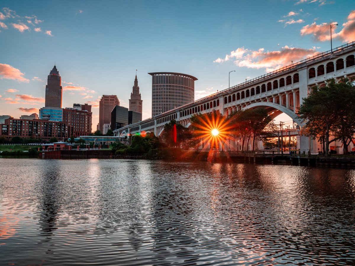 GabeWasylko's tweet photo. A Monday Heritage Park Sunrise in Cleveland, OH https://t.co/F12brStuHe