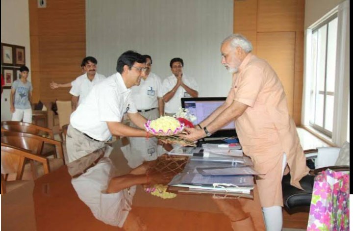 Mohit_1919's tweet photo. #NEETUG2022 अभ्यर्थी जो मेरे देश के भावी थिंक टैंक होंगे,
इस बात पर गहरा विचार जरूर करें:

"प्राइवेट घरानों की कठपुतली सरकारों को आपके मुद्दों या समस्याओं से रत्ती भर भी कोई फरक पड़ेगा..?!"

क्योंकि इन्हें विश्वास है, कि अंत में तो धर्म वाली भांग चल ही जायेगी
#MODIJIextendNEETUG https://t.co/1uGWRCHVrJ