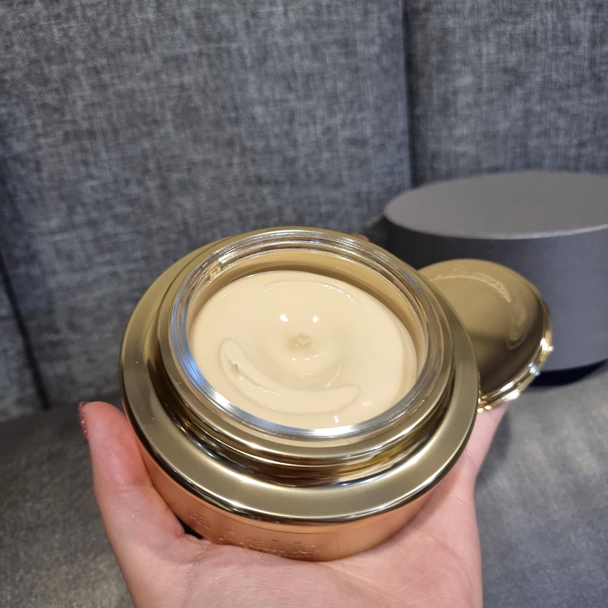 thedocterswife's tweet photo. ได้จับกระปุกนี้จาก La Prairie แล้วใจสั่นไปหมดความลัคชูวขั้นสุดตั้งแต่ material ที่ใช้
พอเปิดเจอเนื้อครีมคือ อื๊มมมม ฟินน เค้ามาพร้อมกับ หินนวดหน้าเสริมเรื่องการยกกระชับเพิ่มเติมด้วยน้า
เดี๋ยวลองใช้ก่อนและจะมารีวิวเต็มๆอีกทีฮะ
ราคา 36,500 บาท
#PureGold #LaPrairie #LaPrairieTH https://t.co/RZINhuW5Sh