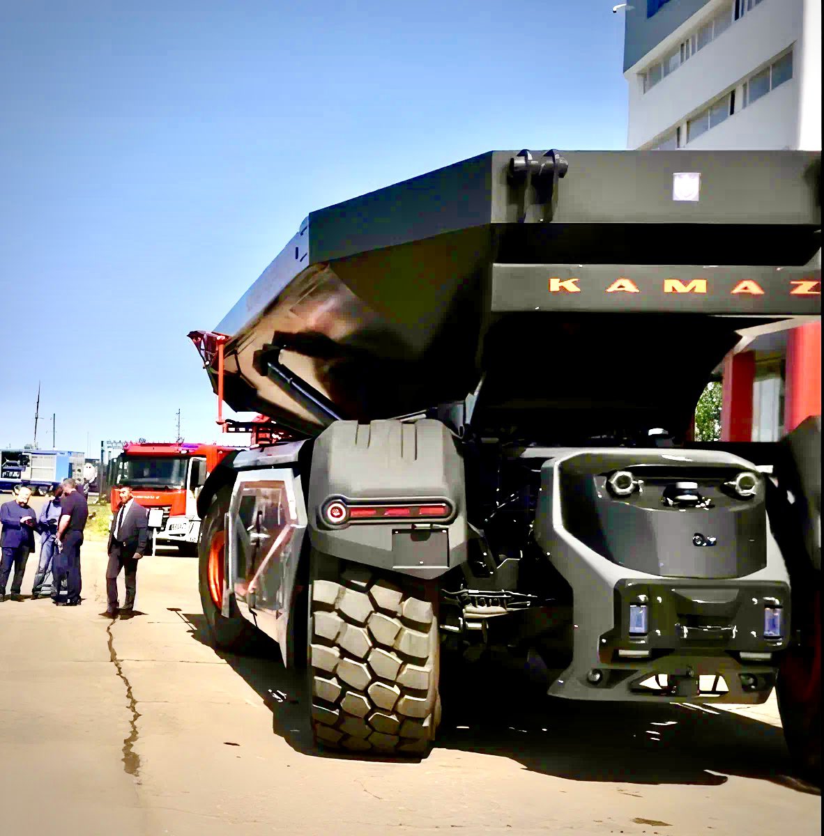 «Камаз» представил беспилотный карьерный самосвал «Юпитер-​30».
Оснащён видеокамерами, 2D- и 3D-​лидарами, ультразвуковыми датчиками, радарами.
В челночном режиме может перемещаться между точками без разворотов. Способен перевозить груз до 30 тонн.