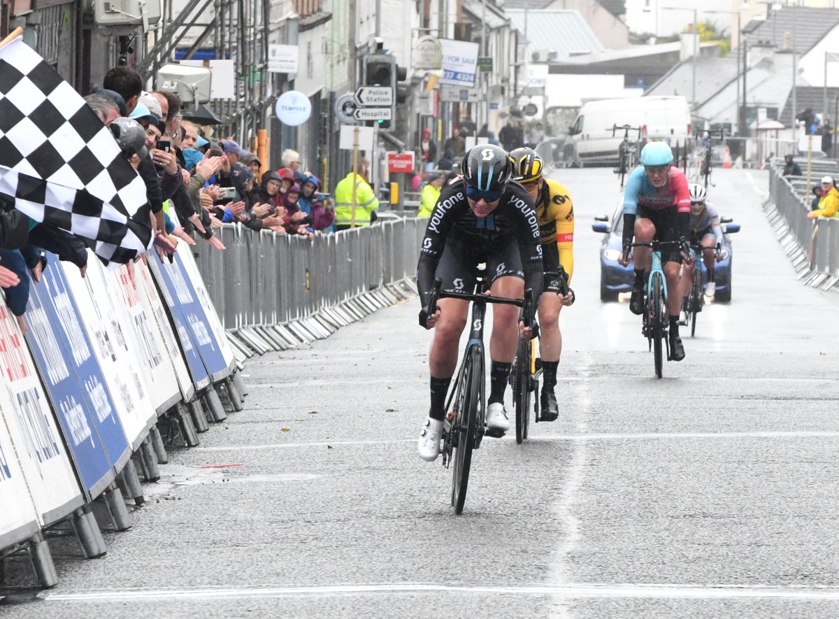 VeloUK's tweet photo. #Moments #belllap #chasers - Behind the solo Alice Towers and Sammie Stuart was a very talented group of four riders - Lizzie Holden, Anna Henderson (3rd), Elynor Backstedt and defending champion Pfeiffer Georgi who was 2nd in the sprint for second https://t.co/e2bxIqnGkV