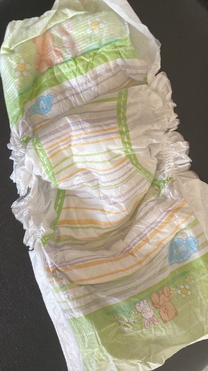 Diyarbakır'da bebeklerine pahalı olduğu için pazarda taklit bebek bezlerini kilosu 50 TL'ye satın alıyorlar anneler. Elyaf dolgulu, naylon bezler bebeklerde ciddi oranda alerjiye neden oluyor. 
Sağlıklı #ÜcretsizBebekBezi #ÜcretsizMama her bebeğin hakkı.