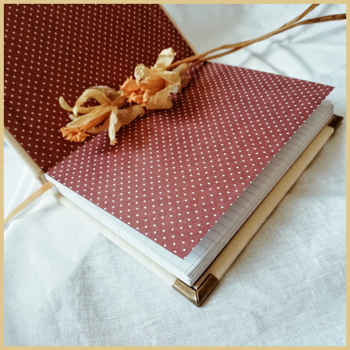 ViktorijaArts's tweet photo. [LT] 📖 Rankų darbo užrašų knygelė kietu veliūriniu viršeliu ir metaliniais papuošimais. A6 🌼 

[ENG] 📖 Handmade notebook with velour hardcover and metal decorations. A6 🌼

#code_DAISY #bookbinding #handmade #art #artist #lithuania  #notebook #lietuva https://t.co/iEN7ELPQpj
