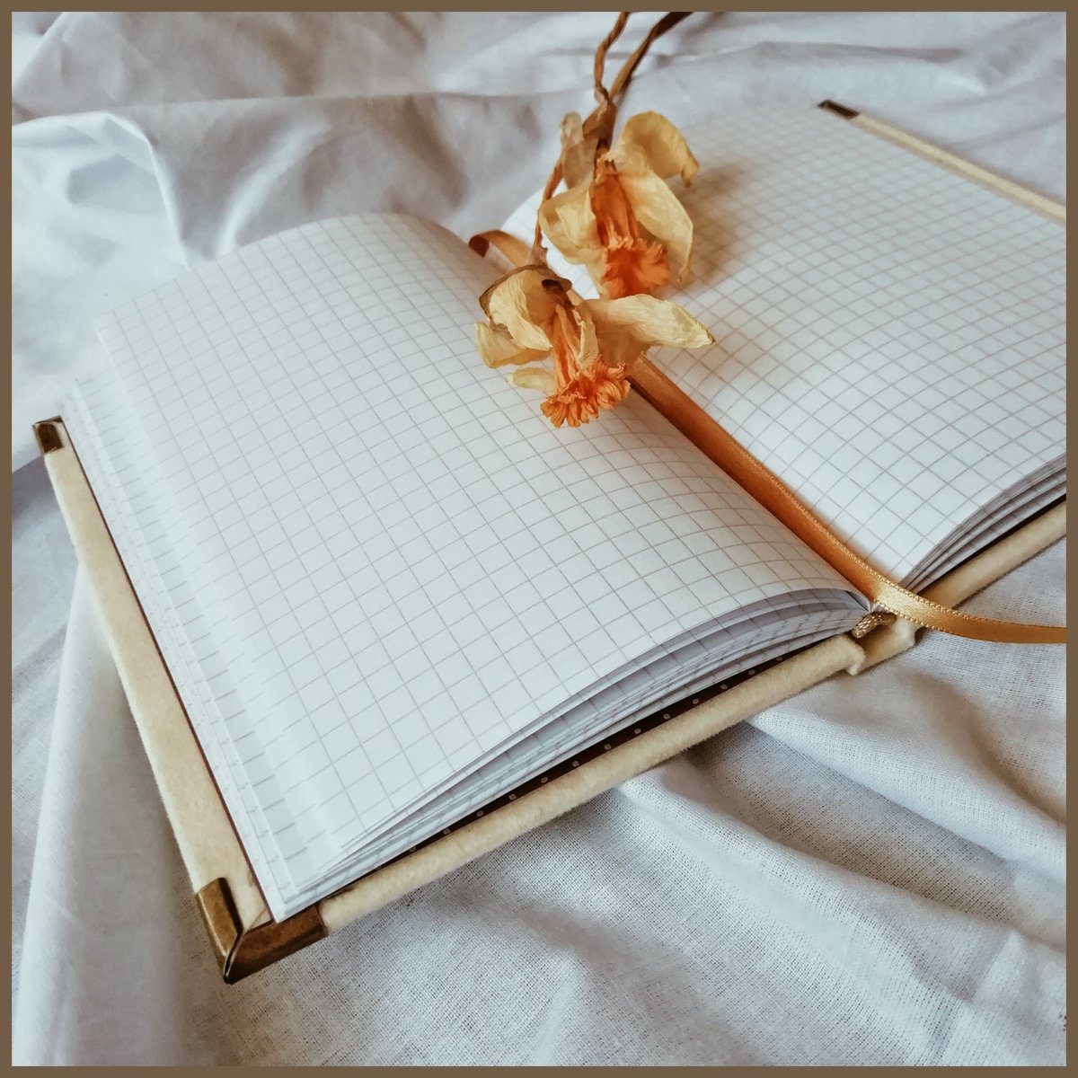 ViktorijaArts's tweet photo. [LT] 📖 Rankų darbo užrašų knygelė kietu veliūriniu viršeliu ir metaliniais papuošimais. A6 🌼 

[ENG] 📖 Handmade notebook with velour hardcover and metal decorations. A6 🌼

#code_DAISY #bookbinding #handmade #art #artist #lithuania  #notebook #lietuva https://t.co/iEN7ELPQpj