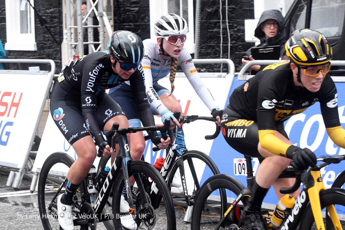 VeloUK's tweet photo. #Moments #belllap #chasers - Behind the solo Alice Towers and Sammie Stuart was a very talented group of four riders - Lizzie Holden, Anna Henderson (3rd), Elynor Backstedt and defending champion Pfeiffer Georgi who was 2nd in the sprint for second https://t.co/e2bxIqnGkV