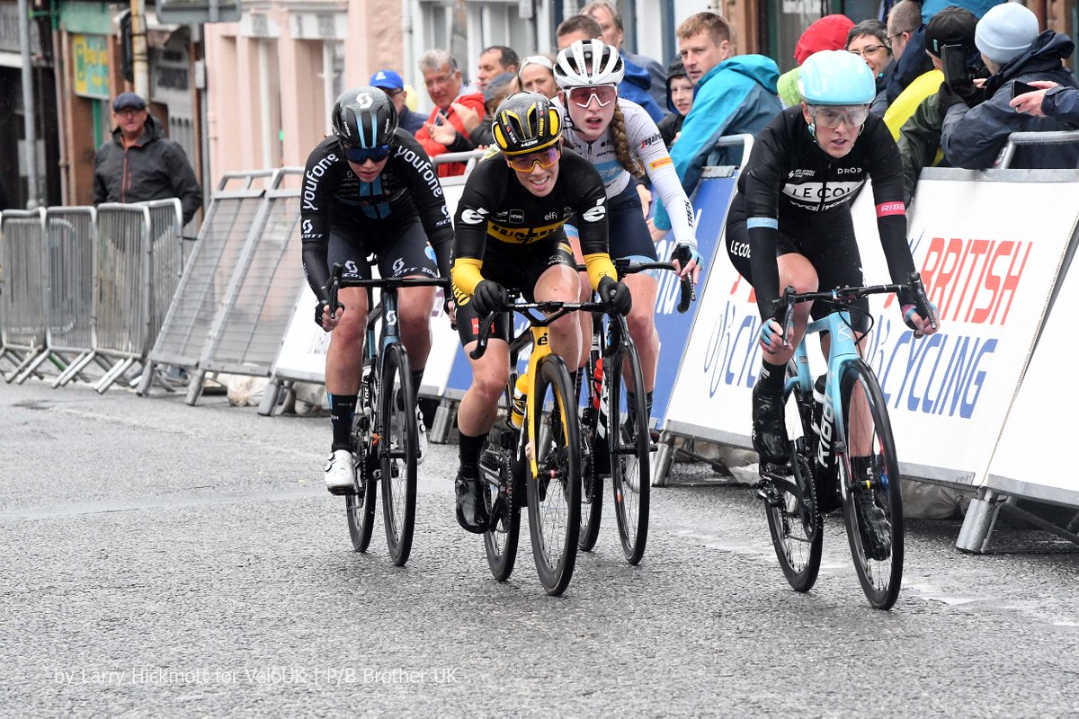 VeloUK's tweet photo. #Moments #belllap #chasers - Behind the solo Alice Towers and Sammie Stuart was a very talented group of four riders - Lizzie Holden, Anna Henderson (3rd), Elynor Backstedt and defending champion Pfeiffer Georgi who was 2nd in the sprint for second https://t.co/e2bxIqnGkV