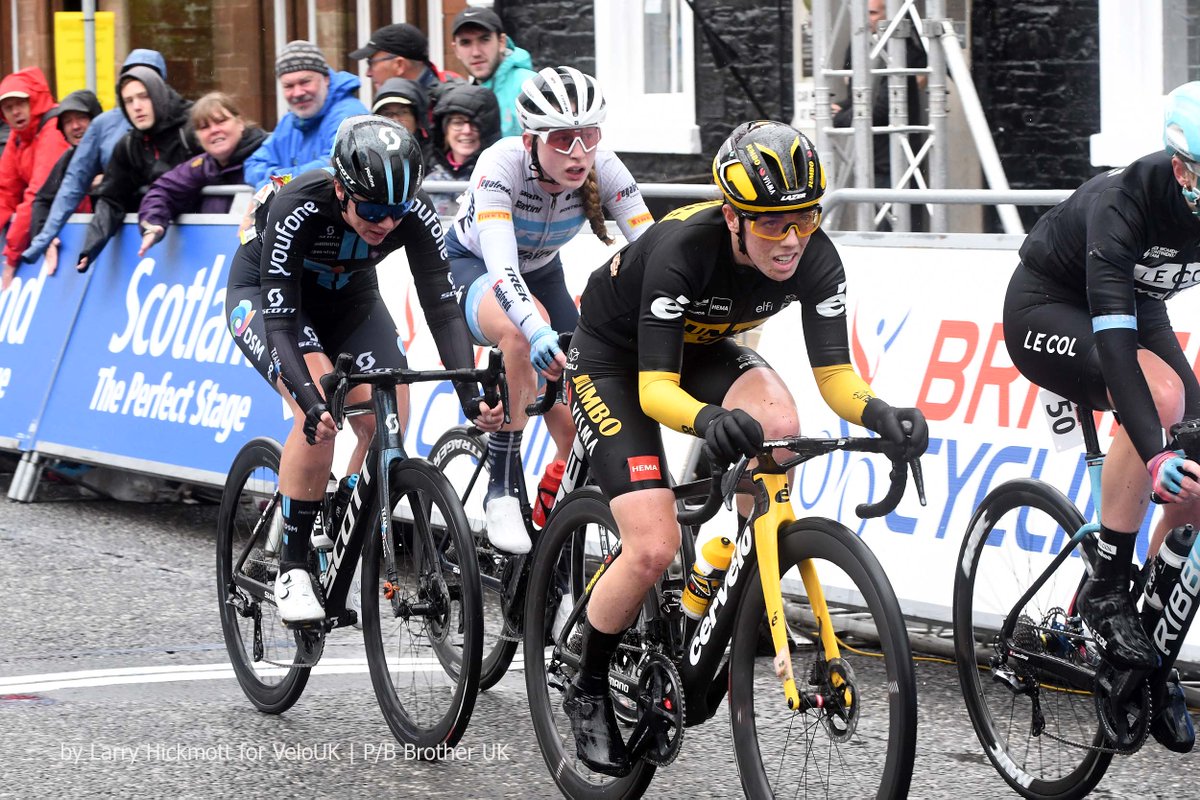 VeloUK's tweet photo. #Moments #belllap #chasers - Behind the solo Alice Towers and Sammie Stuart was a very talented group of four riders - Lizzie Holden, Anna Henderson (3rd), Elynor Backstedt and defending champion Pfeiffer Georgi who was 2nd in the sprint for second https://t.co/e2bxIqnGkV