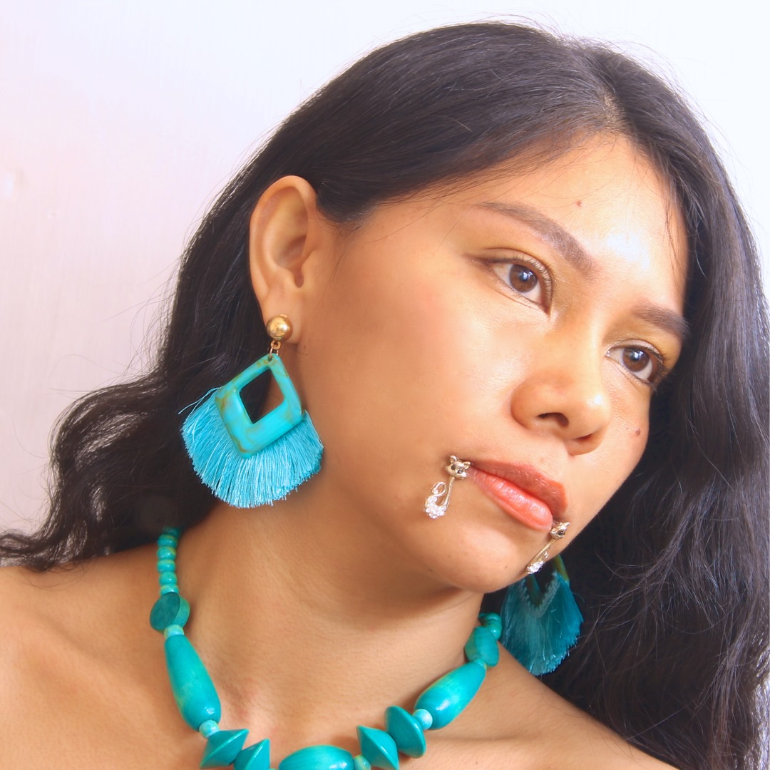 YucAlMomento's tweet photo. Yucateca Azalea Báalam lanza 'Niyolmatis', canción pop en lengua maya.

Nota: https://t.co/N6PKYU7OaZ https://t.co/pUVKRR9CxH