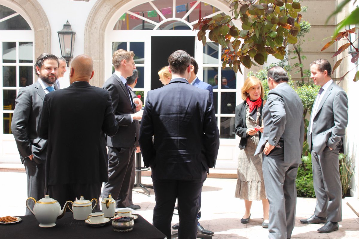 BelgicaMEX's tweet photo. Almuerzo de inversión en la Residencia belga con Awex Mexico para promover los grandes activos de Valonia como centro logístico en el corazón de Europa.   Agradecido por los estimulantes testimonios de los representantes de GSK, MasAir Cargo y Términal Logistics en México. 🇲🇽🇧🇪 https://t.co/Vck4dB7NDD