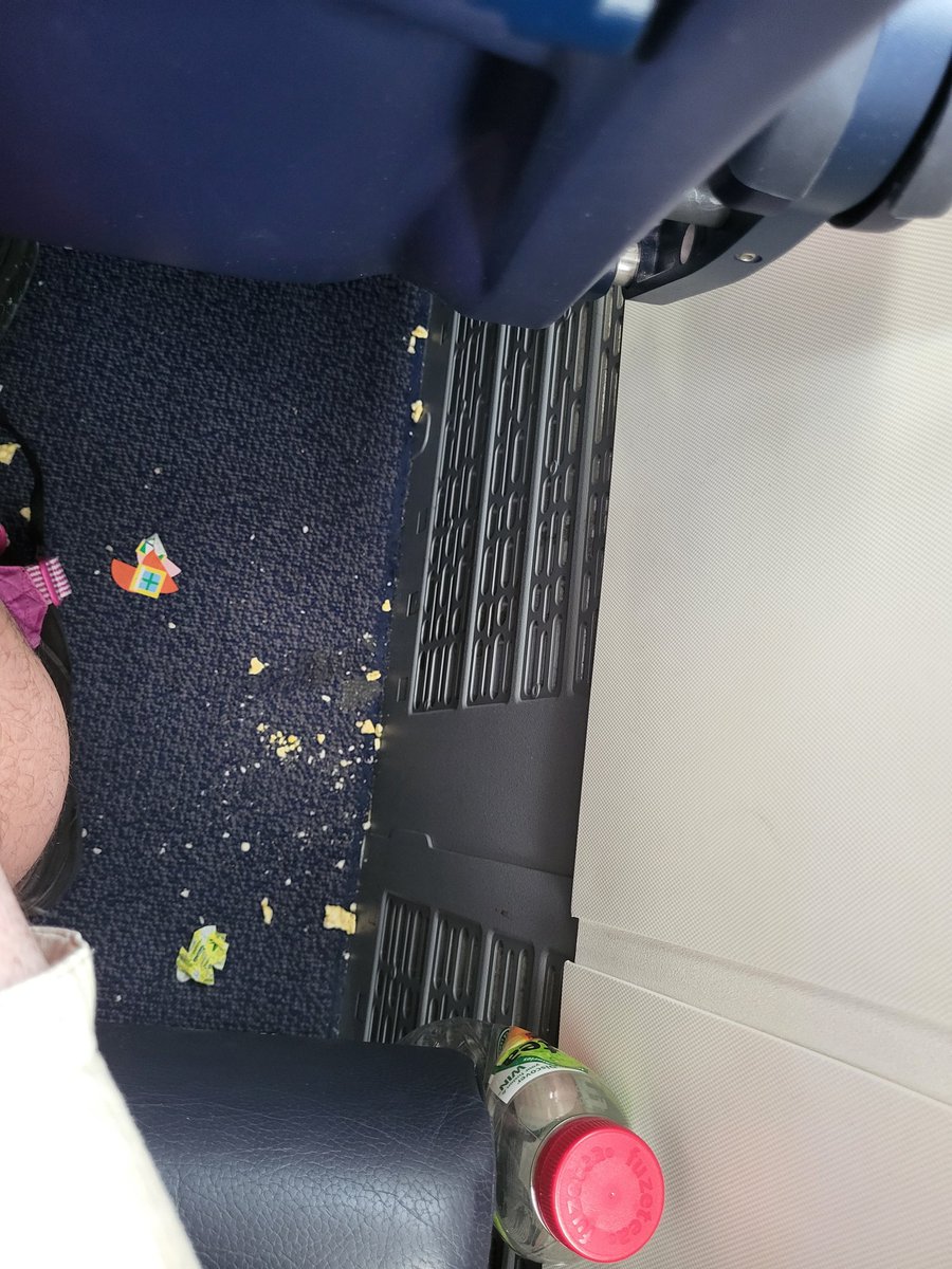 D_Monacoo's tweet photo. Toujours un plaisir de voyager en votre compagnie @Ryanair (sans compter les 2h de retard et les problèmes de correspondance à venir.. (FR5836) https://t.co/Utk1CLsgbM