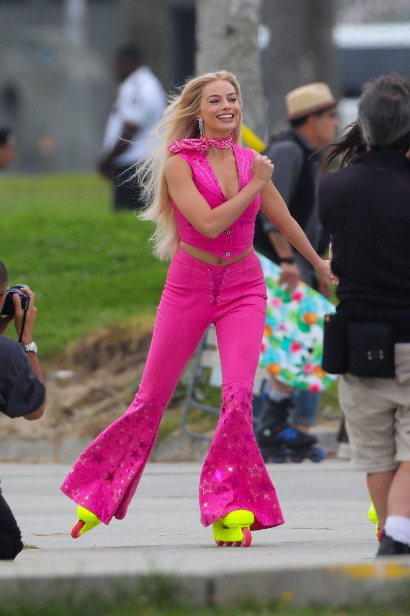 TheCinesthetic's tweet photo. Margot Robbie rollerskating on the set of Greta Gerwig's BARBIE. https://t.co/WBMjh6NTnH