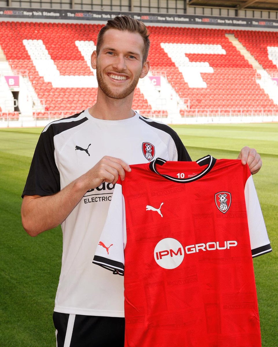 JamieMcCart123's tweet photo. Absolutely delighted to sign with @OfficialRUFC ❤️ https://t.co/EAoj7bxlWS