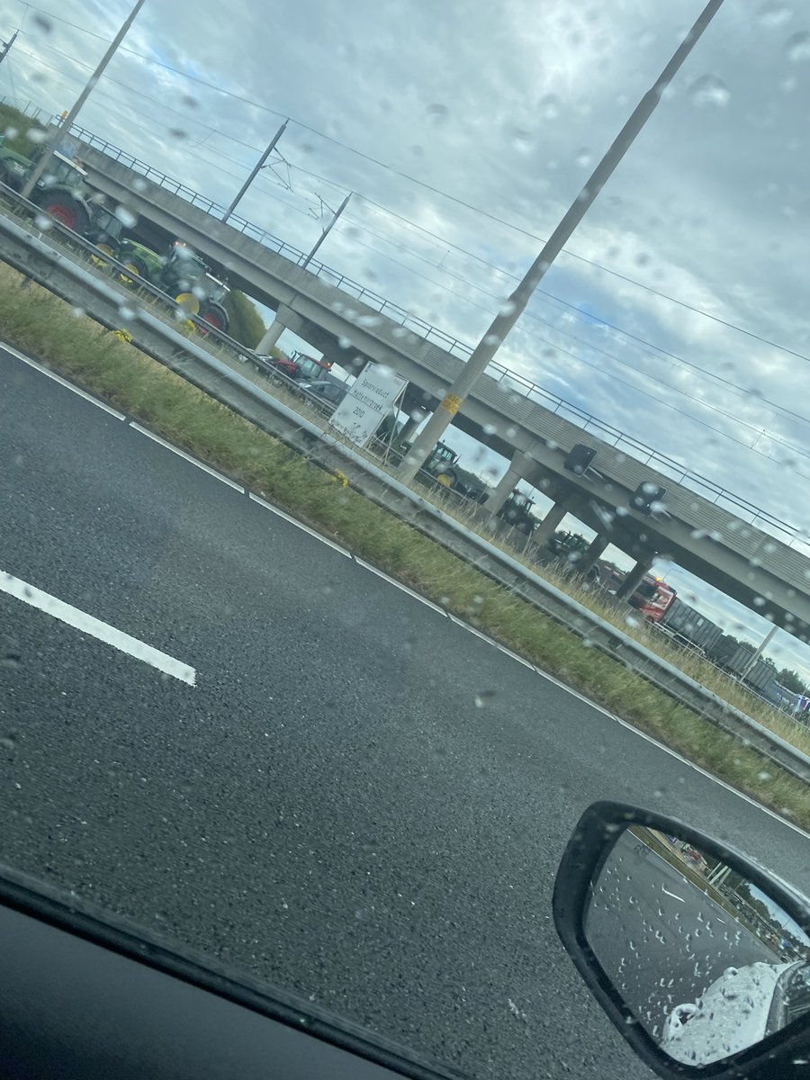 riannedewilde's tweet photo. Als je dan in de file staat om naar huis te gaan is die #boerenopstand wel een keer genoeg geweest. Laat gewoon die snelweg met rust. https://t.co/8ecd9Wt0sr