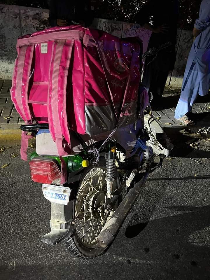 Mani_Ehmad's tweet photo. #KHIAlerts
Foodpanda rider found unconscious at the lilly bridge  near cantt station at 8:00 PM he was semi conscious unable to tell his name, number or any details about relatives, Aman ambulance took him to the nearest hospital
Ambulance No: JF 9424
Bike no plate pic attacted https://t.co/QukU2KARco