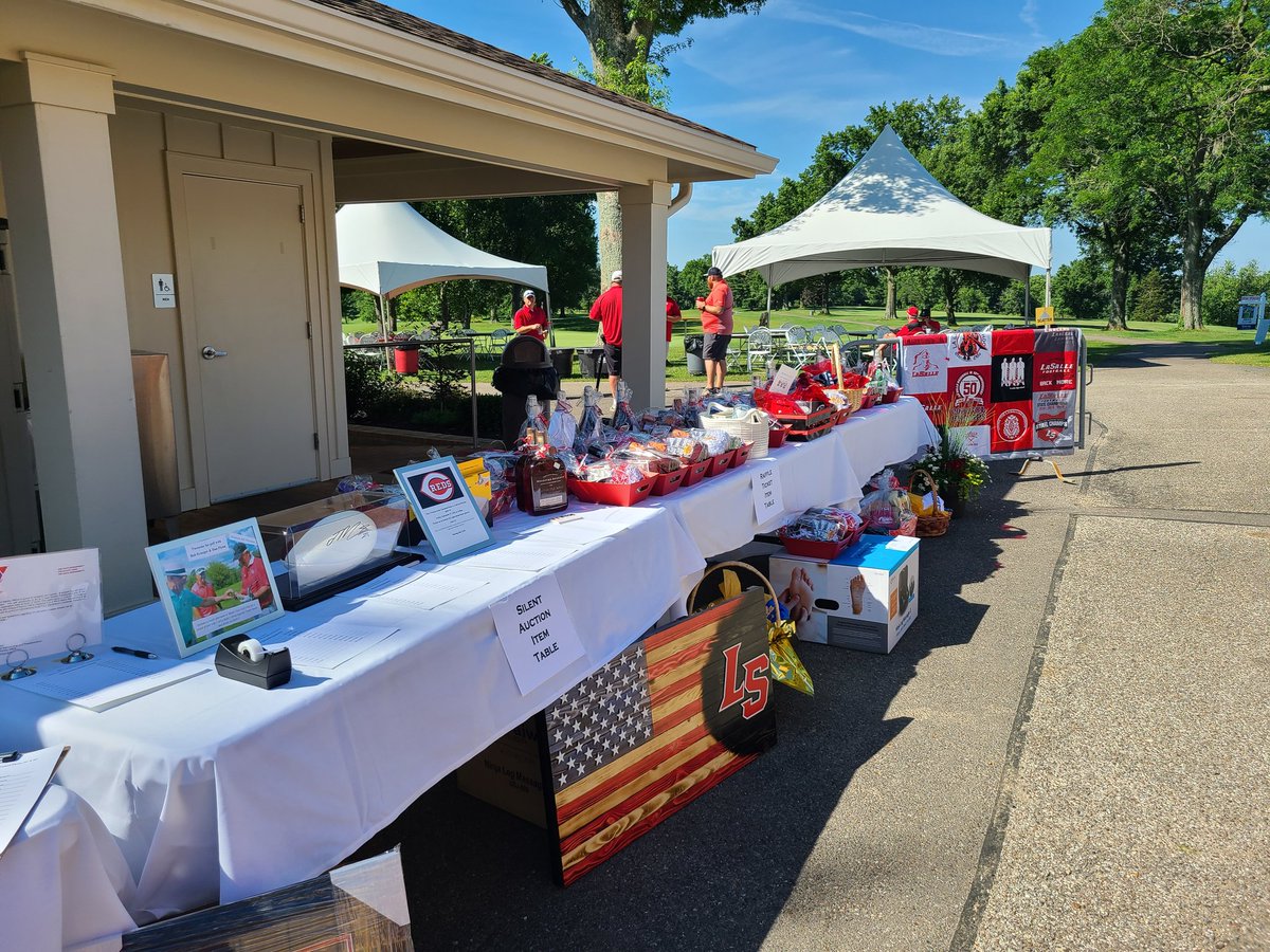 LaSallePride's tweet photo. ☀️🏌‍♂️It doesn't get much better than this as far as weather goes for the #KruegerGolfOuting. Thanks to all of our golfers, sponsors, volunteers and student helpers for making it a great day! @LS_LancerATH @LaSalleAlumni @LS_LancersGolf #MiamiView https://t.co/uAefKB1k2N
