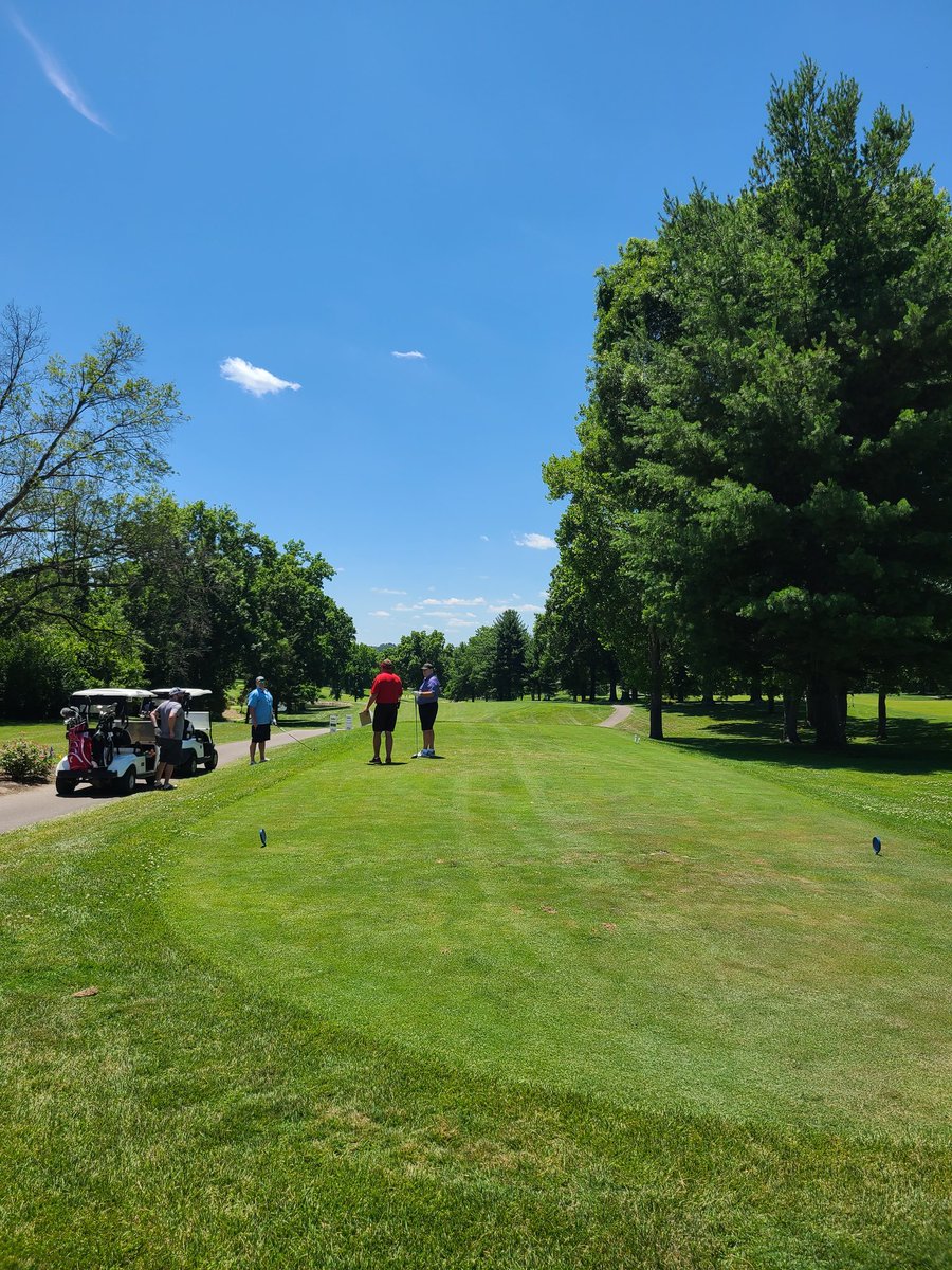 LaSallePride's tweet photo. ☀️🏌‍♂️It doesn't get much better than this as far as weather goes for the #KruegerGolfOuting. Thanks to all of our golfers, sponsors, volunteers and student helpers for making it a great day! @LS_LancerATH @LaSalleAlumni @LS_LancersGolf #MiamiView https://t.co/uAefKB1k2N