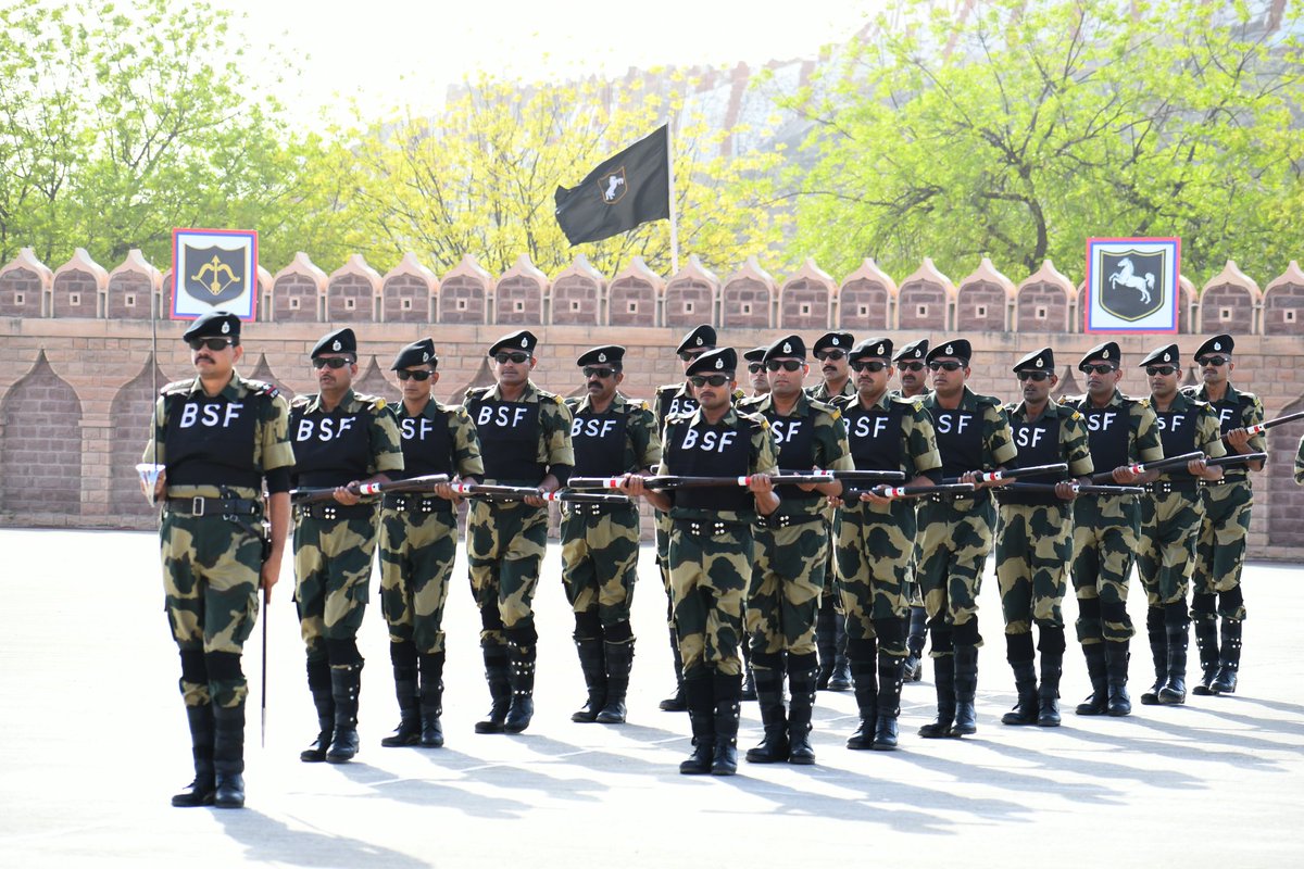 BSF_Rajasthan's tweet photo. 🄿🄸🄲🅃🅄🅁🄴 🅂🄿🄴🄰🄺🅂 🅃🄷🄾🅄🅂🄰🄽🄳 🅆🄾🅁🄳🅂
🇮🇳 🇮🇳
#BSF
#DrillAndDiscipline
#Syncronization https://t.co/KT8UjCEYhb