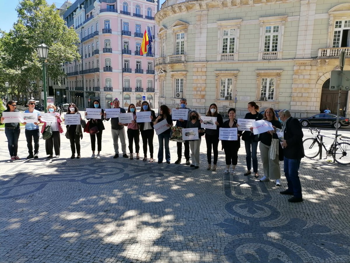 PlexPortugal's tweet photo. Nueva jornada de luto para el Personal Laboral en #Oporto y #Lisboa. Seguimos abandonad@s por el @GobiernodEspana y no parece importarle a nadie. #PLEX #Portugal @educaciongob @Haciendagob @MAECgob @Pilar_Alegria @jmalbares https://t.co/jmU6VfLBcM
