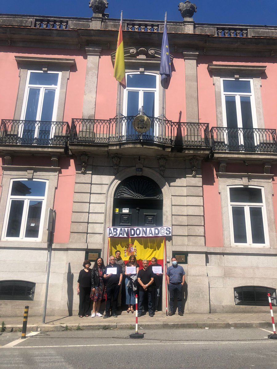 PlexPortugal's tweet photo. Nueva jornada de luto para el Personal Laboral en #Oporto y #Lisboa. Seguimos abandonad@s por el @GobiernodEspana y no parece importarle a nadie. #PLEX #Portugal @educaciongob @Haciendagob @MAECgob @Pilar_Alegria @jmalbares https://t.co/jmU6VfLBcM