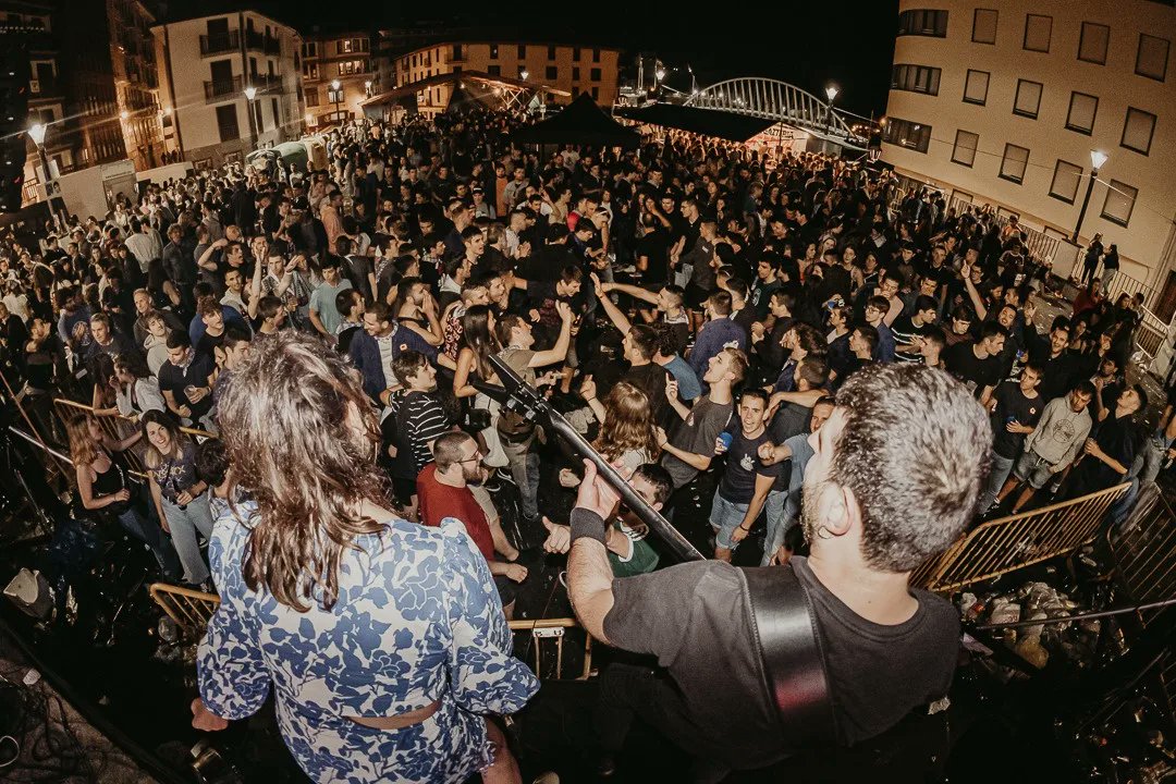 saiagoait's tweet photo. DEMASA ZAPATO AZULE💙

Ondarruko plaza musika jendez beteta eta eguraldia lagun, demasa izan zen bizitakoa! Milesker gerturatu zinetenoi🙌

Eskerrik asko @radixuirratia!

ADI! Hurrengo kontzertua ostiralean, Uztaila 1:
📍22:30 / Amoroto (Frontoia)

📷 Begipuntuan https://t.co/01kZ4EFoR0