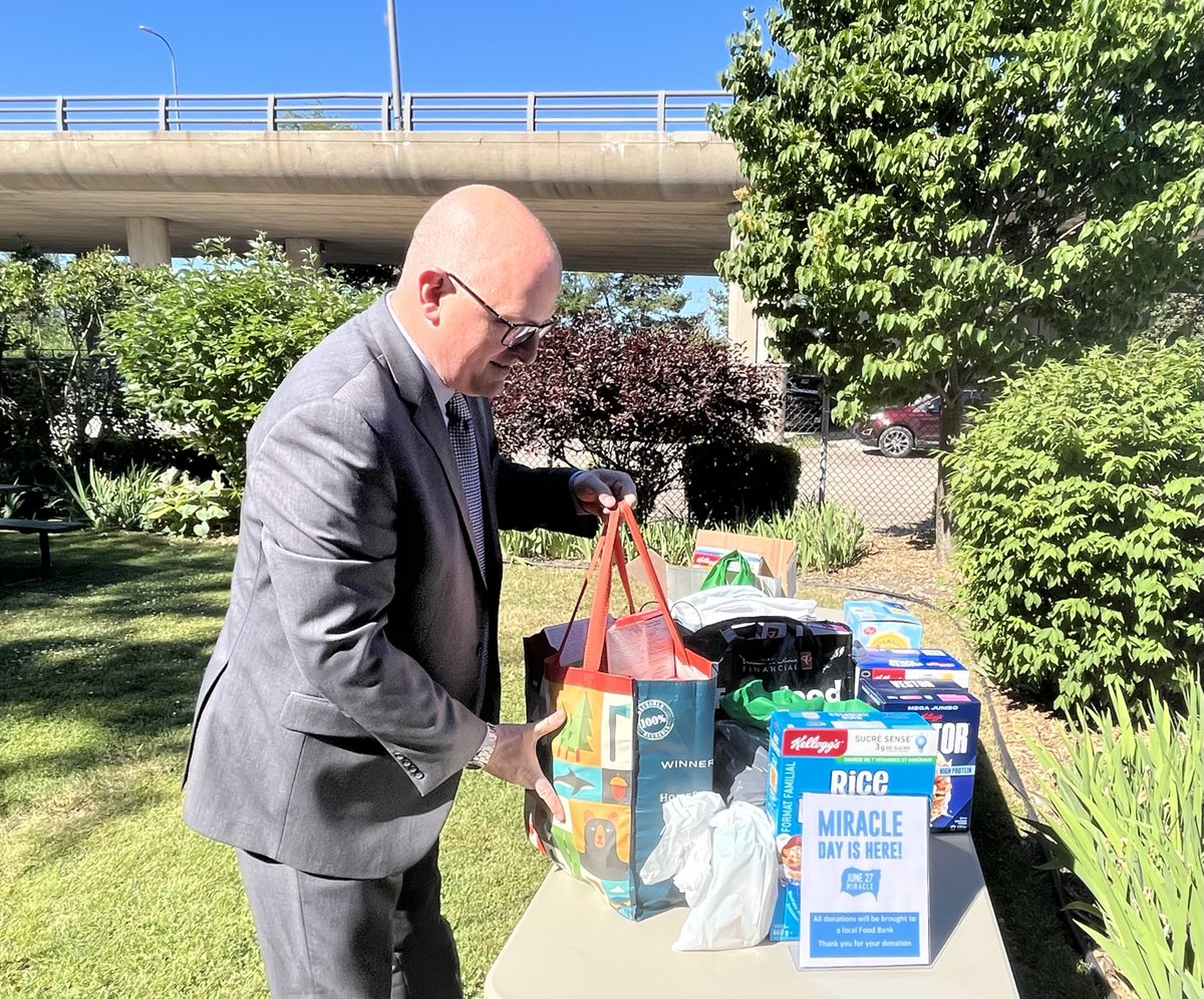 drewdilkens's tweet photo. It’s that time of the year again! Help stock the shelves of our local food banks by delivering non-perishable items, gift cards, or monetary donations to a charity or organization of your choice. Find a list of donation hubs in Windsor at: https://t.co/JdeO1lI5CV #June27Miracle https://t.co/wCMpw39XWM