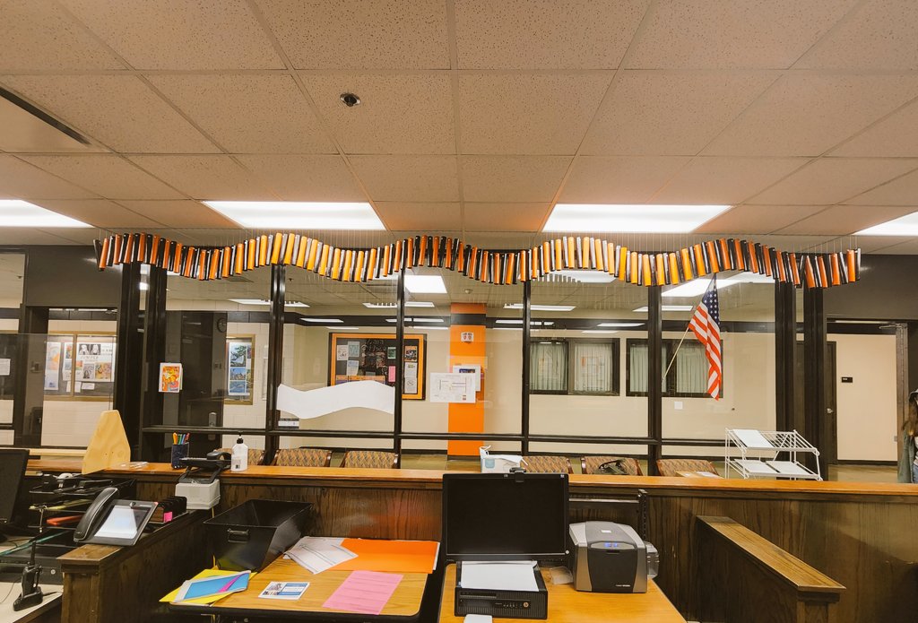 mrswoldum's tweet photo. Complete! 
120 mailing tubes.
5 rotations.
String length: y=11-7sinx
Units: cm and 15 degree increments
Sine wave 2022 @SouthHighMpls https://t.co/dZLWmifsKs