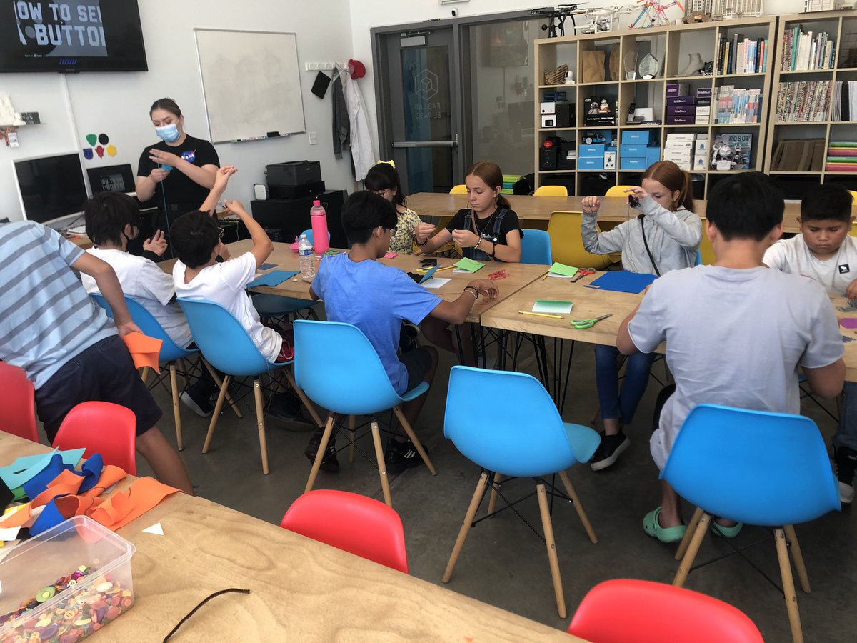HearnSisd's tweet photo. Designing our own bags at the Fab Lab! #TeamSISD 
@NFranklin_AA https://t.co/j2mdKazvGu