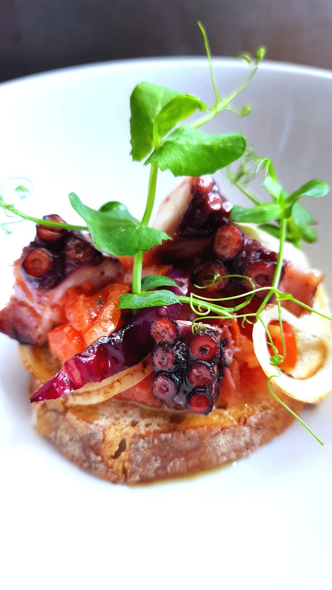 JonathanChefYPC's tweet photo. Quando si parla di finger food ed aperitivi seri 😜 SPUNCIOTTO CON TENTACOLO DI POLPO CBT, CIPOLLA ROSSA GRIGLIATA, POMODORI CONDITI E GERMOGLI DI PISELLI 🐙 

#polpo #octopus #cottoabassatemperatura #cbt #olioextraverginedioliva #pomodoro #cipollarossa #pane #crostino https://t.co/Jy1tXEZM4G