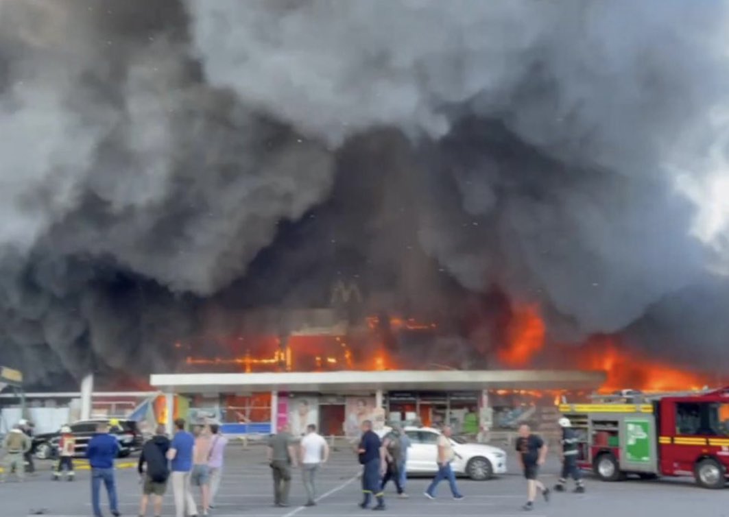 EMFS999's tweet photo. It’s often the smallest things that make a big difference - your picture @BBCNews showsa donated British fire appliance battling the horrid fire in #UkraineUnderAttack #Ukraine @FRS_RSS @fbunational @UK_Fire @UKFireService @fireenguk @UKfirestations 

- anyone know who’s it was?? https://t.co/V6YJAQmPAh