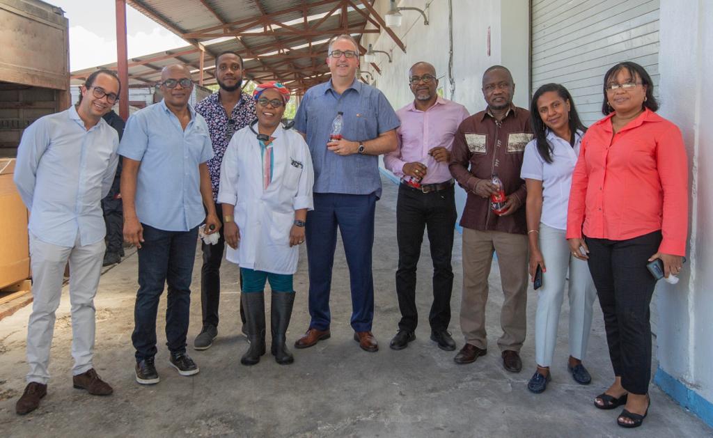 AmbCanHaiti's tweet photo. Visite par @diploseb de Tropic SA, un des principaux fabricants de boissons en 🇭🇹. Bravo au leadership de cette compagnie qui opère de façon responsable dans la communauté qu’elle sert, et exporte même un peu au 🇨🇦 ! https://t.co/X8WnnWJLqe
